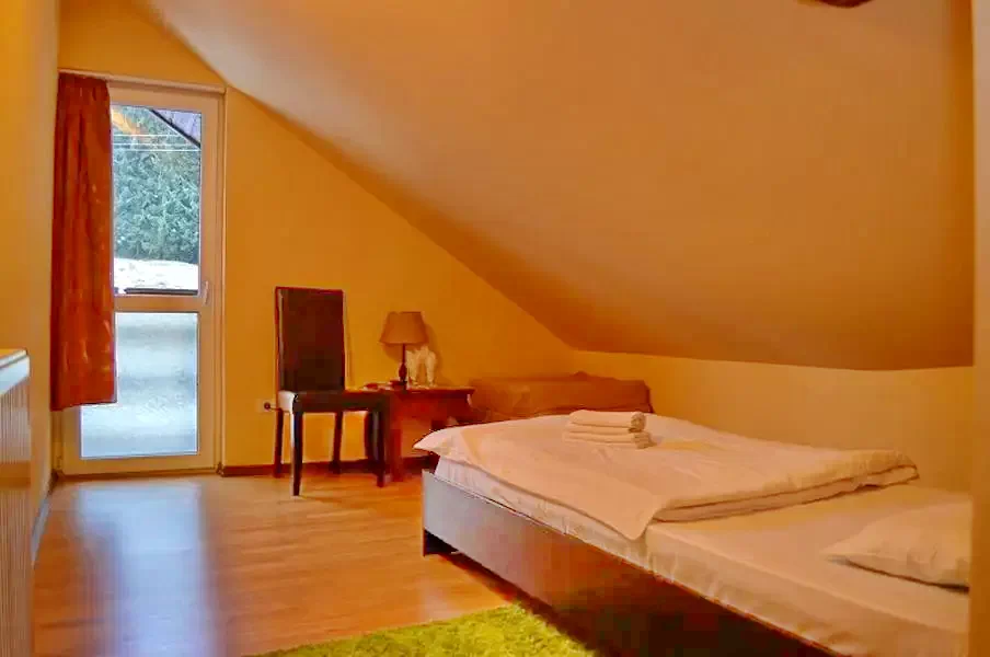 Păltiniș Cazare | Camping / Popas turistic (K1220-45) Imaginea poate fi supusă drepturilor de autor. Se recomandă contactarea titularului drepturilor.