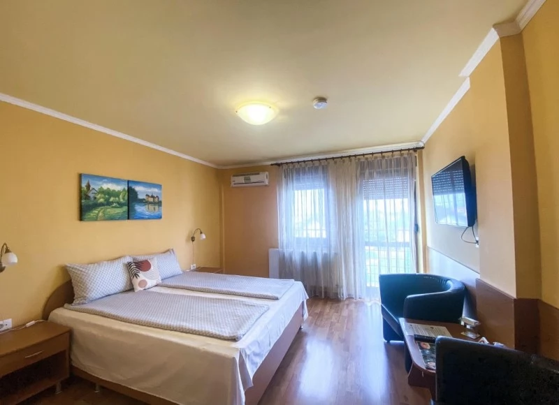 Băile Felix Cazare | Motel (K0775-9) Imaginea poate fi supusă drepturilor de autor. Se recomandă contactarea titularului drepturilor.