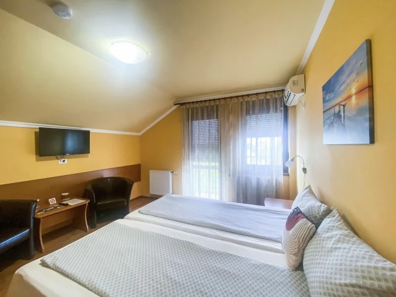 Băile Felix Cazare | Motel (K0775-14) Imaginea poate fi supusă drepturilor de autor. Se recomandă contactarea titularului drepturilor.