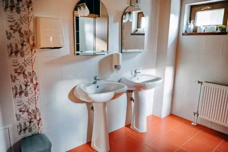 Băile Felix Cazare | Motel (K0775-33) Imaginea poate fi supusă drepturilor de autor. Se recomandă contactarea titularului drepturilor.