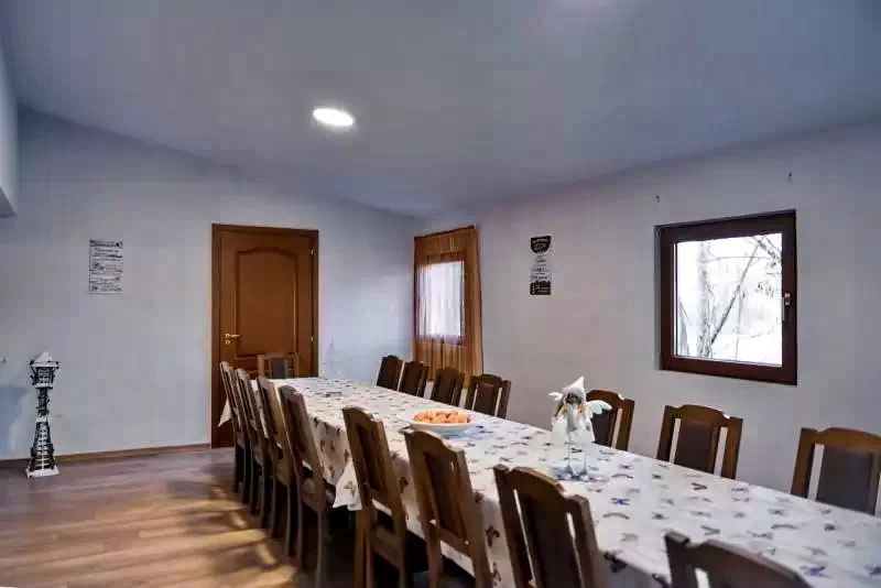 Izvoare Cazare | Cabană (K1252-8) Imaginea poate fi supusă drepturilor de autor. Se recomandă contactarea titularului drepturilor.