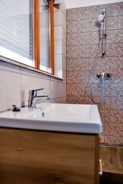 Izvoare Cazare | Cabană (K1252-30) Imaginea poate fi supusă drepturilor de autor. Se recomandă contactarea titularului drepturilor.