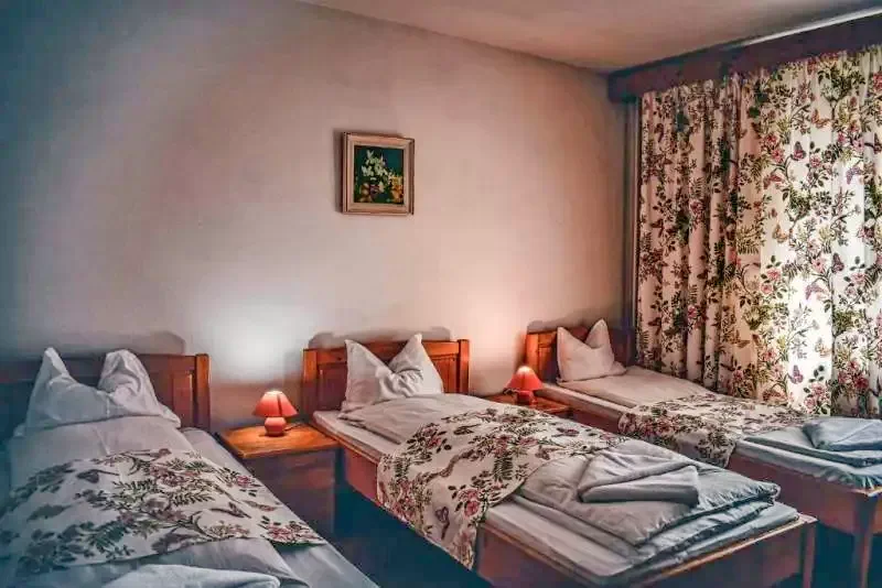 Zărnești Cazare | Motel (K1119-16) Imaginea poate fi supusă drepturilor de autor. Se recomandă contactarea titularului drepturilor.