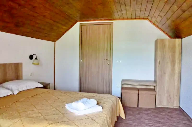 Szállás | Panzió (K0885-36) A kép szerzői jogvédelem alatt állhat. Javasolt a kapcsolatfelvétel a jog tulajdonossal.  Szállás | Panzió (K0885-36) A kép szerzői jogvédelem alatt állhat. Javasolt a kapcsolatfelvétel a jog tulajdonossal.