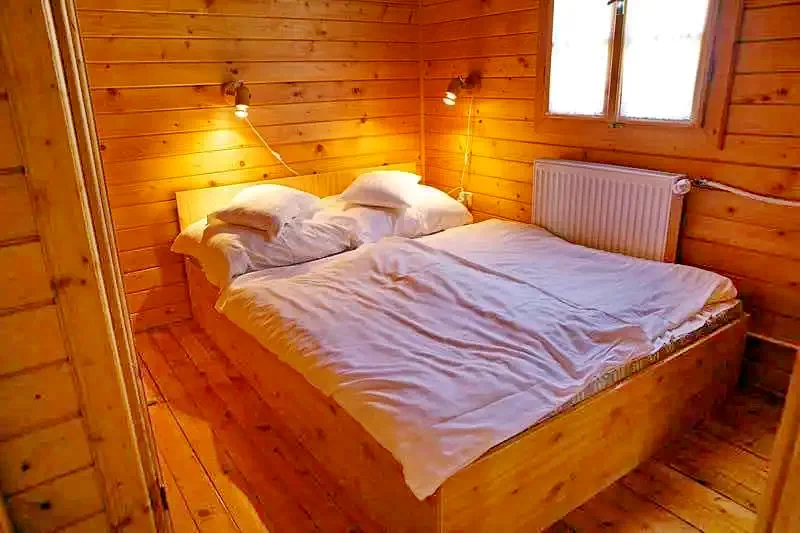  Cazare | Casă de apartamente (K0945-5) Imaginea poate fi supusă drepturilor de autor. Se recomandă contactarea titularului drepturilor.