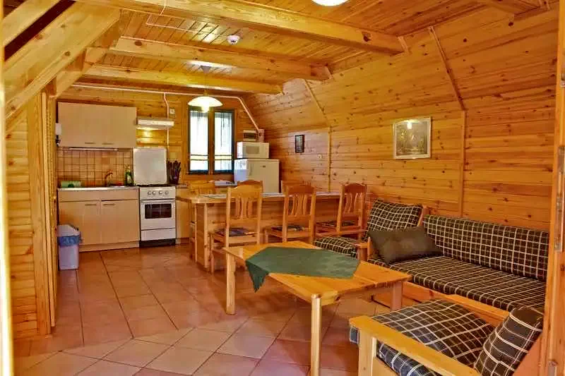  Cazare | Bungalow (K0945-11) Imaginea poate fi supusă drepturilor de autor. Se recomandă contactarea titularului drepturilor.