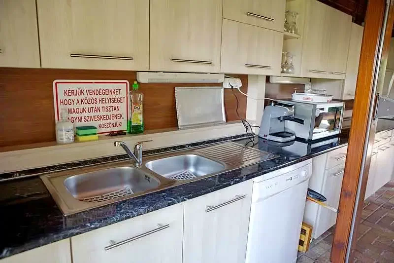  Cazare | Casă de apartamente (K0945-18) Imaginea poate fi supusă drepturilor de autor. Se recomandă contactarea titularului drepturilor.