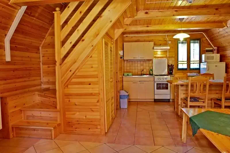  Cazare | Bungalow (K0945-19) Imaginea poate fi supusă drepturilor de autor. Se recomandă contactarea titularului drepturilor.