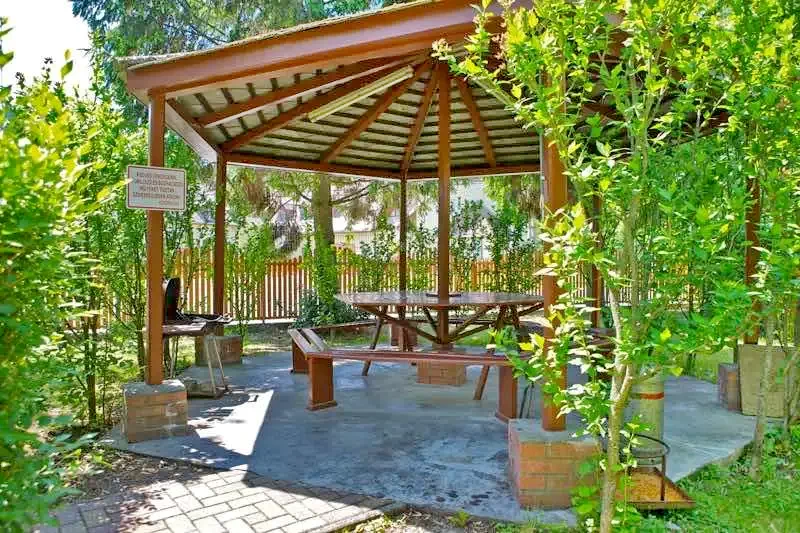  Cazare | Bungalow (K0945-21) Imaginea poate fi supusă drepturilor de autor. Se recomandă contactarea titularului drepturilor.