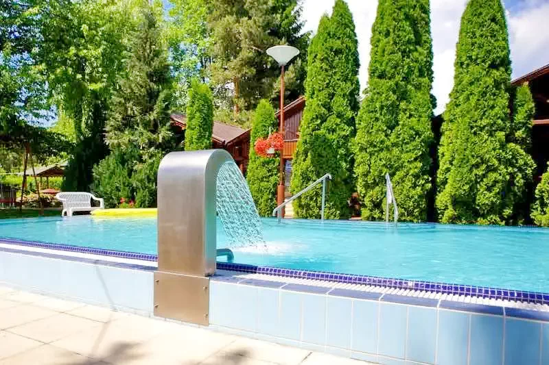  Cazare | Bungalow (K0945-40) Imaginea poate fi supusă drepturilor de autor. Se recomandă contactarea titularului drepturilor.