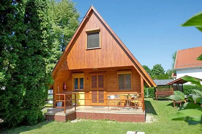  Cazare | Bungalow (K0945-44) Imaginea poate fi supusă drepturilor de autor. Se recomandă contactarea titularului drepturilor.