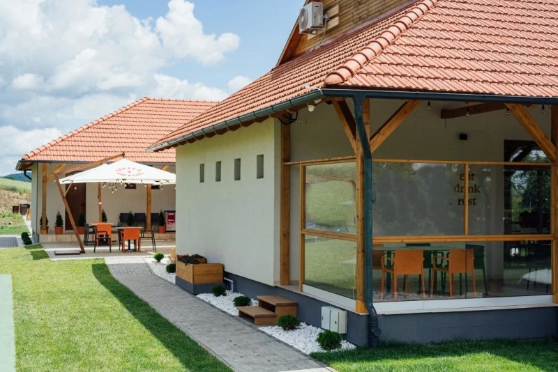 Nyárádszereda Szállás | Motel (K0409-1) A kép szerzői jogvédelem alatt állhat. Javasolt a kapcsolatfelvétel a jog tulajdonossal.