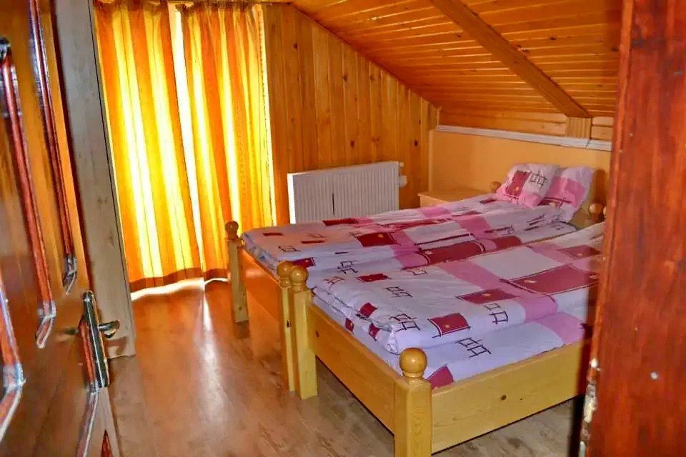 Cazare Bulz - Cabana Lorau | Remetelórév - Lorau Turistaház. Imaginea poate fi supusă drepturilor de autor. Se recomandă contactarea titularului drepturilor.