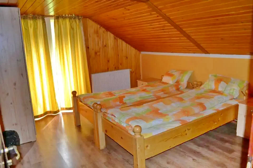 Cazare Bulz - Cabana Lorau | Remetelórév - Lorau Turistaház. Imaginea poate fi supusă drepturilor de autor. Se recomandă contactarea titularului drepturilor.