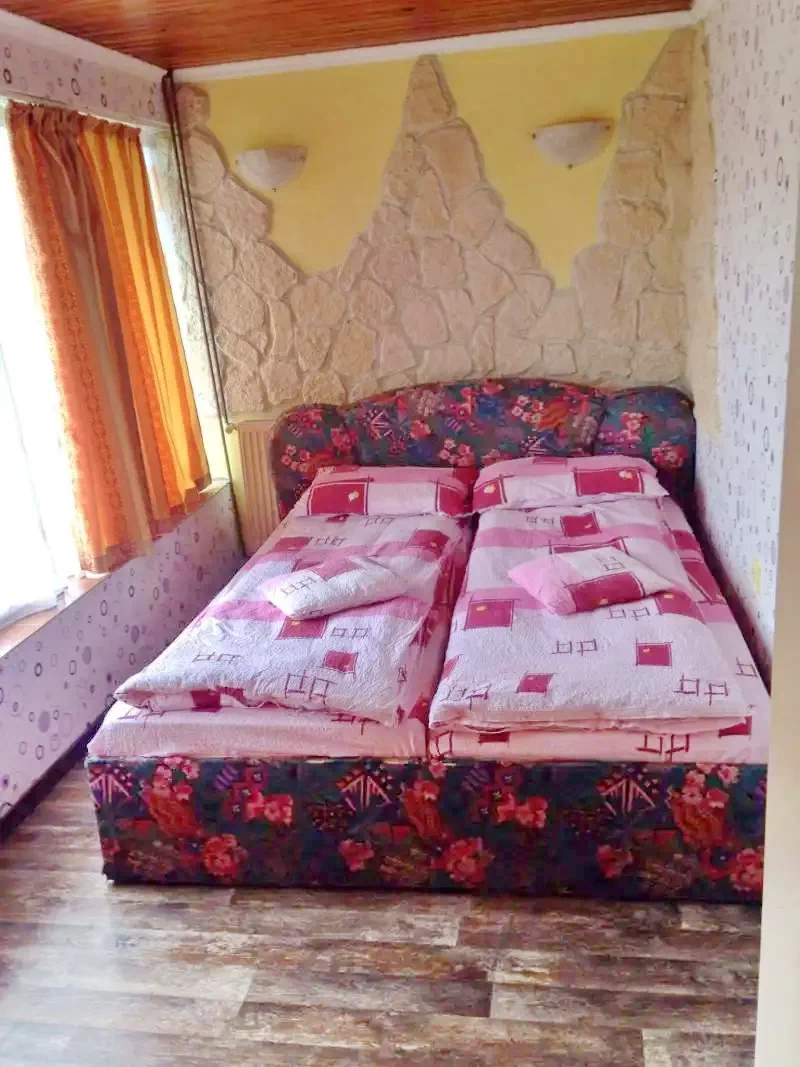 Cazare Bulz - Cabana Lorau | Remetelórév - Lorau Turistaház. Imaginea poate fi supusă drepturilor de autor. Se recomandă contactarea titularului drepturilor.