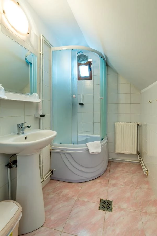 Nădășelu Cazare | Motel (K1447-22) Imaginea poate fi supusă drepturilor de autor. Se recomandă contactarea titularului drepturilor.