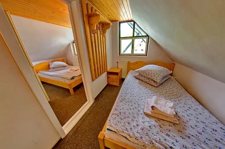 Lunca de Jos Cazare | Motel (K0805-19) Imaginea poate fi supusă drepturilor de autor. Se recomandă contactarea titularului drepturilor.