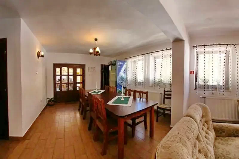 Lacu Roșu Cazare | Camping / Popas turistic (K0254-1) Imaginea poate fi supusă drepturilor de autor. Se recomandă contactarea titularului drepturilor.