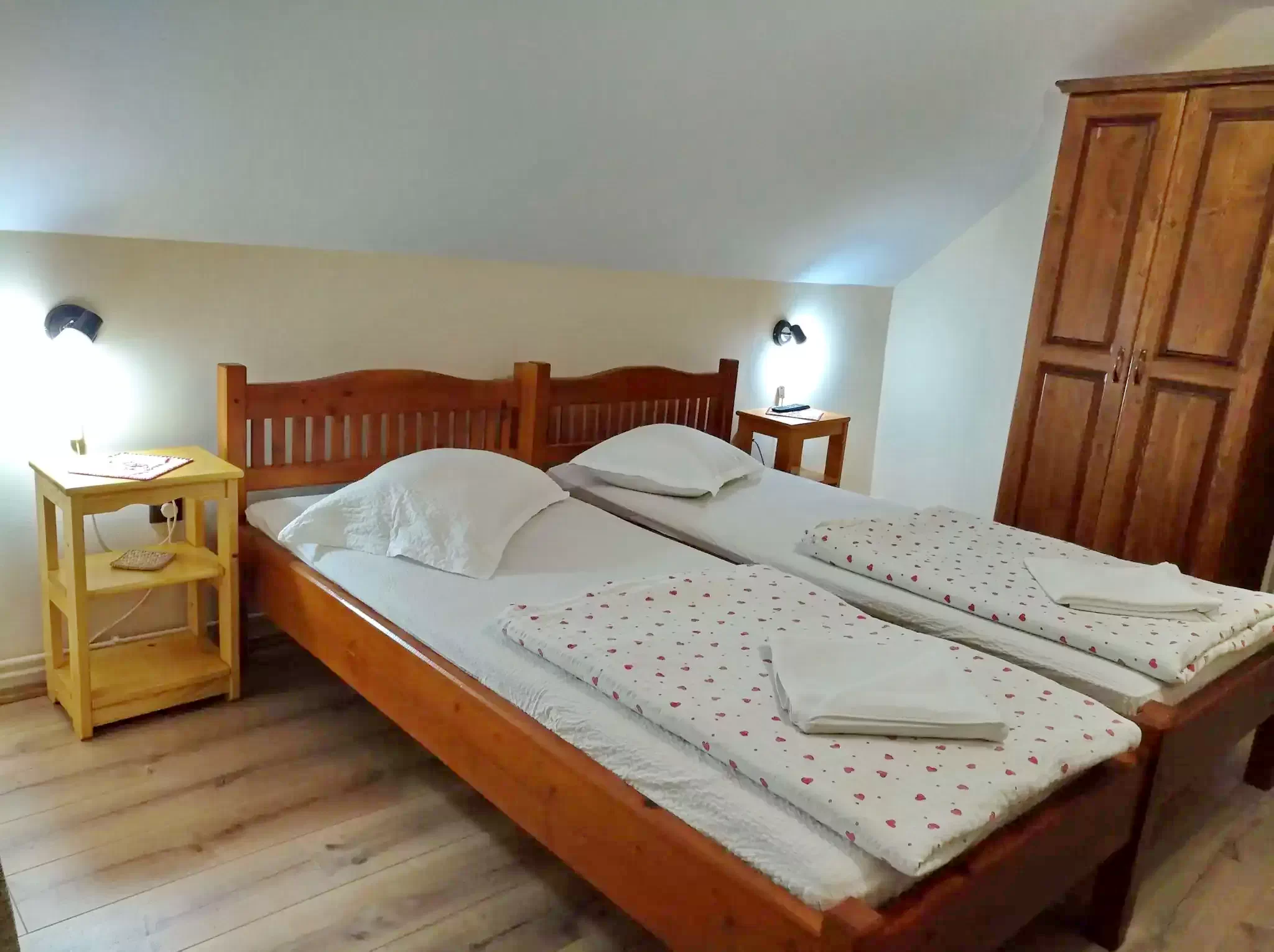 Câmpu Cetății Cazare | Căsuțe tip camping (K1001-40) Imaginea poate fi supusă drepturilor de autor. Se recomandă contactarea titularului drepturilor.