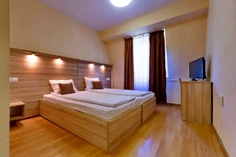 Arcuș Cazare | Hostel (K0763-28) Imaginea poate fi supusă drepturilor de autor. Se recomandă contactarea titularului drepturilor.