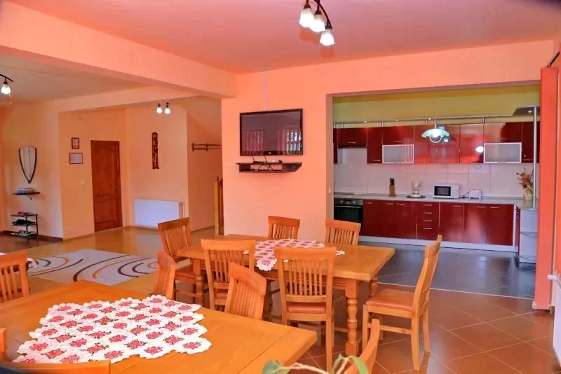 Szováta Szállás | Kulcsosház (K1420-1) A kép szerzői jogvédelem alatt állhat. Javasolt a kapcsolatfelvétel a jog tulajdonossal. Szováta Szállás | Kulcsosház (K1420-1) A kép szerzői jogvédelem alatt állhat. Javasolt a kapcsolatfelvétel a jog tulajdonossal.