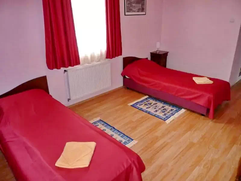 Izvoare Cazare | Sat de vacanță (K0012-12) Imaginea poate fi supusă drepturilor de autor. Se recomandă contactarea titularului drepturilor.