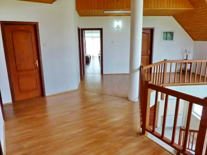 Izvoare Cazare | Sat de vacanță (K0012-17) Imaginea poate fi supusă drepturilor de autor. Se recomandă contactarea titularului drepturilor.