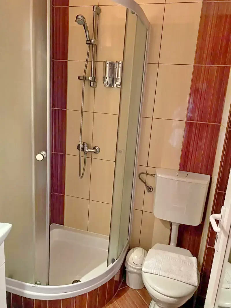 Boghiș Cazare | Motel (K0709-7) Imaginea poate fi supusă drepturilor de autor. Se recomandă contactarea titularului drepturilor.