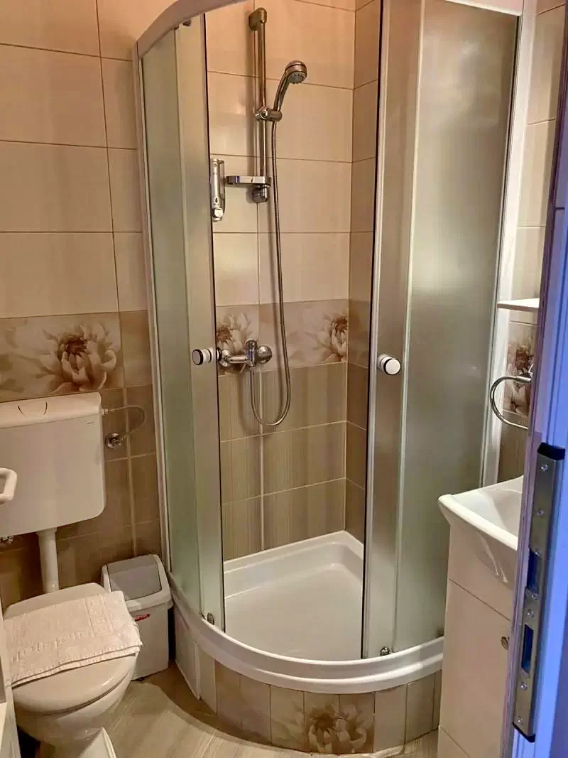 Boghiș Cazare | Motel (K0709-9) Imaginea poate fi supusă drepturilor de autor. Se recomandă contactarea titularului drepturilor.