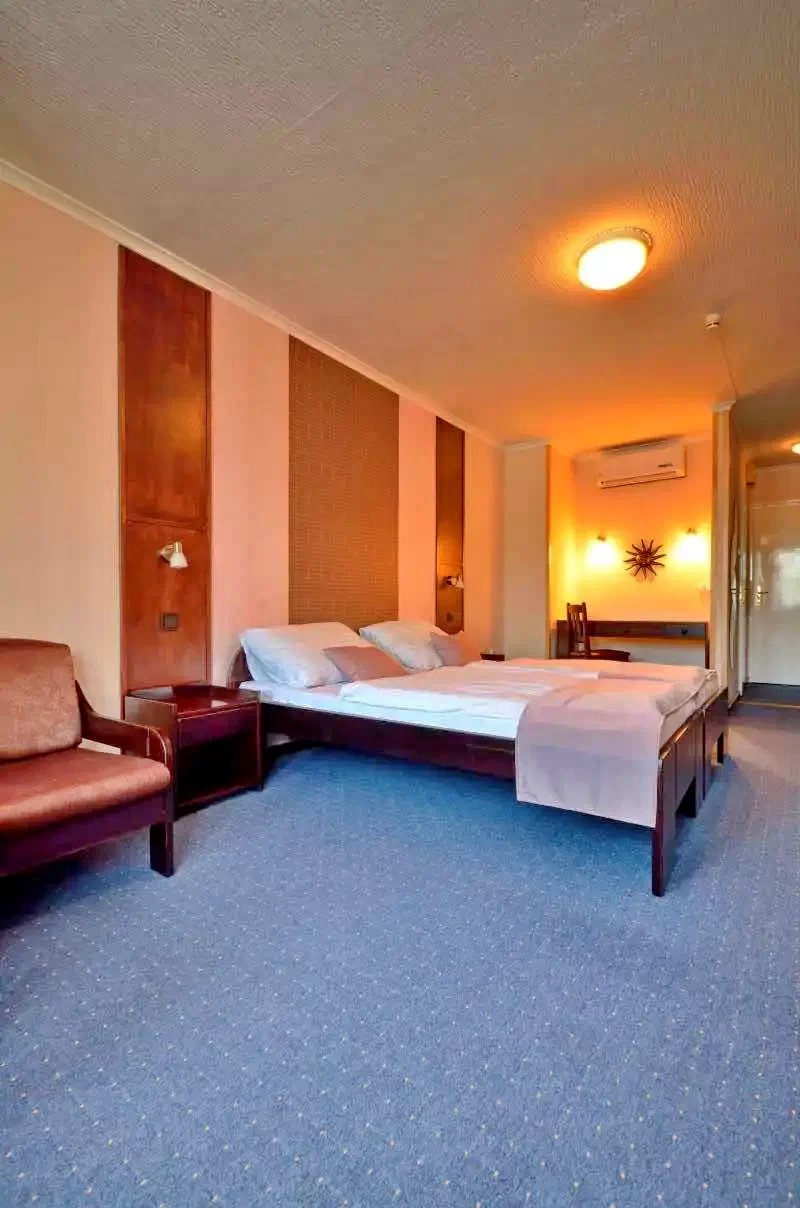 Nagyatád Szállás | Hotel*** (K0835-8) A kép szerzői jogvédelem alatt állhat. Javasolt a kapcsolatfelvétel a jog tulajdonossal. Nagyatád Szállás | Hotel*** (K0835-8) A kép szerzői jogvédelem alatt állhat. Javasolt a kapcsolatfelvétel a jog tulajdonossal.