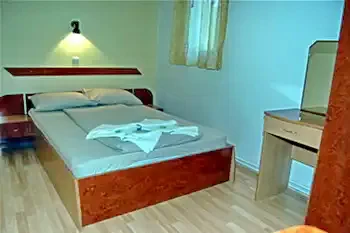 Hunedoara Cazare | Cabană (K1406-26) Imaginea poate fi supusă drepturilor de autor. Se recomandă contactarea titularului drepturilor.