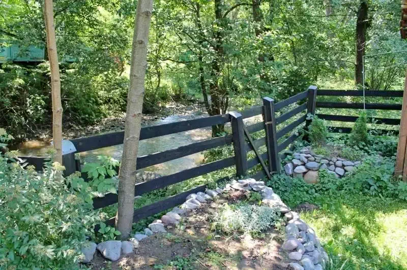 Pârâu Satu Mare Cazare | Sat de vacanță (K0526-27) Imaginea poate fi supusă drepturilor de autor. Se recomandă contactarea titularului drepturilor.