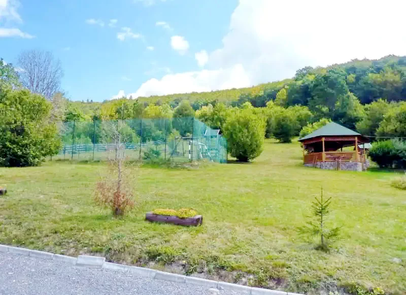 Barajul Zetea Cazare | Sat de vacanță (K0470-10) Imaginea poate fi supusă drepturilor de autor. Se recomandă contactarea titularului drepturilor.