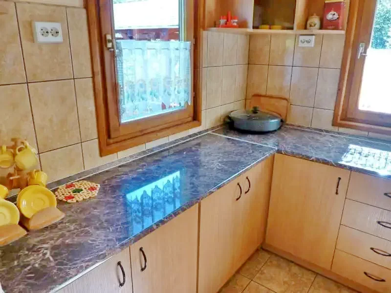 Barajul Zetea Cazare | Cabană (K0472-27) Imaginea poate fi supusă drepturilor de autor. Se recomandă contactarea titularului drepturilor.