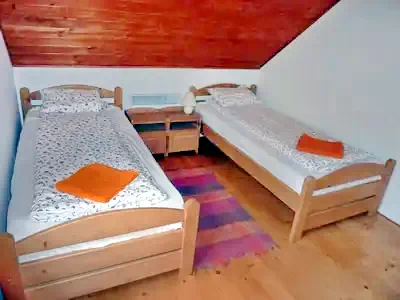 Barajul Zetea Cazare | Cabană (K0474-6) Imaginea poate fi supusă drepturilor de autor. Se recomandă contactarea titularului drepturilor.