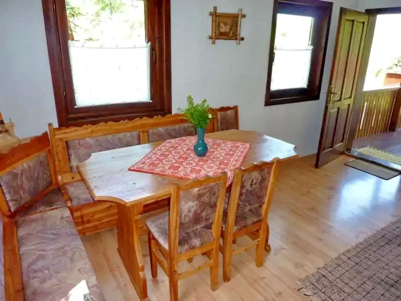 Barajul Zetea Cazare | Cabană (K0484-10) Imaginea poate fi supusă drepturilor de autor. Se recomandă contactarea titularului drepturilor.