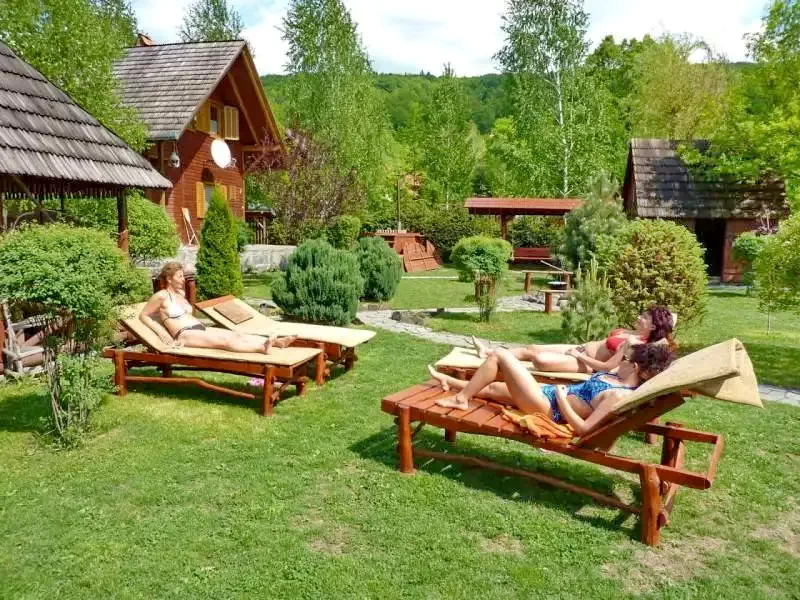 Barajul Zetea Cazare | Cabană (K0485-28) Imaginea poate fi supusă drepturilor de autor. Se recomandă contactarea titularului drepturilor.