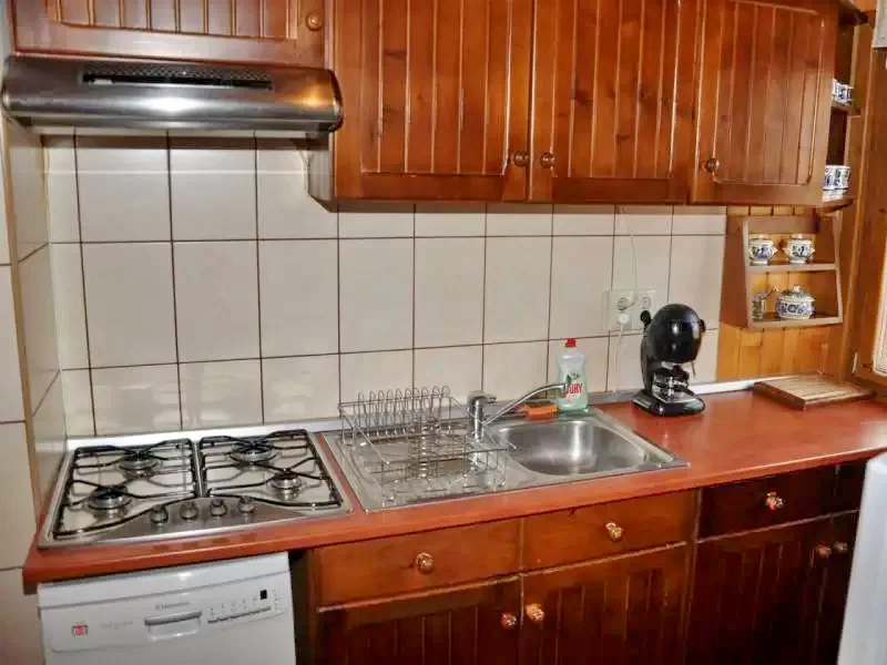 Barajul Zetea Cazare | Sat de vacanță (K0485-46) Imaginea poate fi supusă drepturilor de autor. Se recomandă contactarea titularului drepturilor.