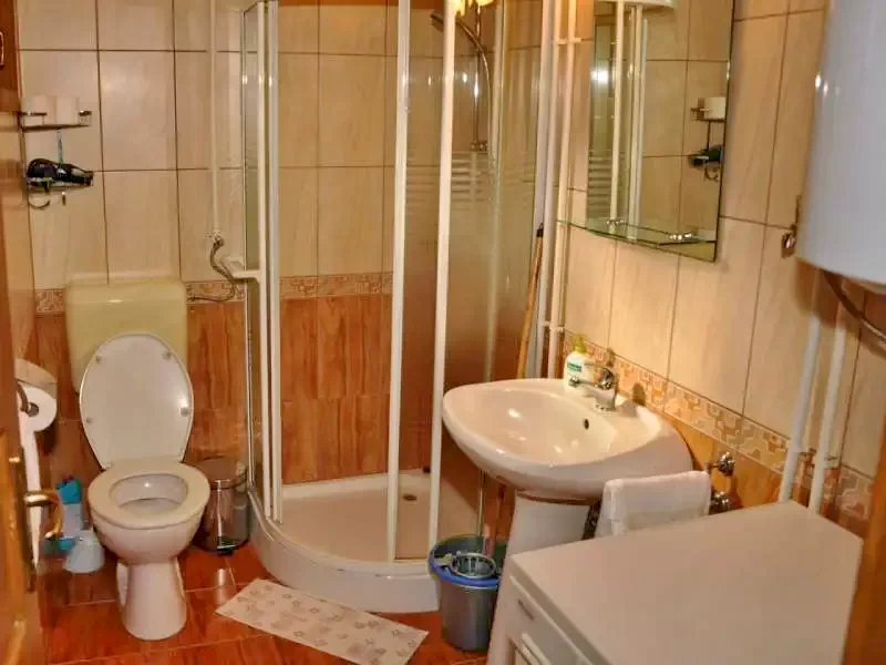 Barajul Zetea Cazare | Cabană (K0485-47) Imaginea poate fi supusă drepturilor de autor. Se recomandă contactarea titularului drepturilor.