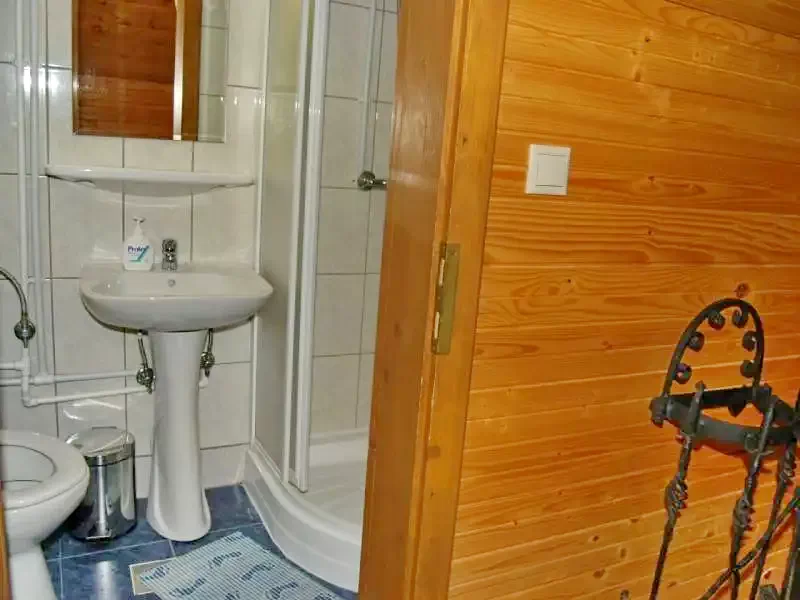 Barajul Zetea Cazare | Cabană (K0485-71) Imaginea poate fi supusă drepturilor de autor. Se recomandă contactarea titularului drepturilor.