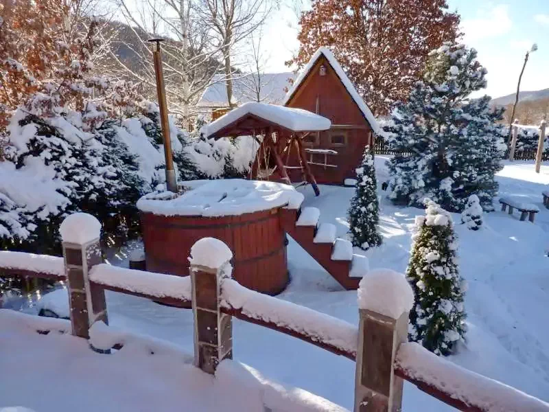 Barajul Zetea Cazare | Cabană (K0485-77) Imaginea poate fi supusă drepturilor de autor. Se recomandă contactarea titularului drepturilor.