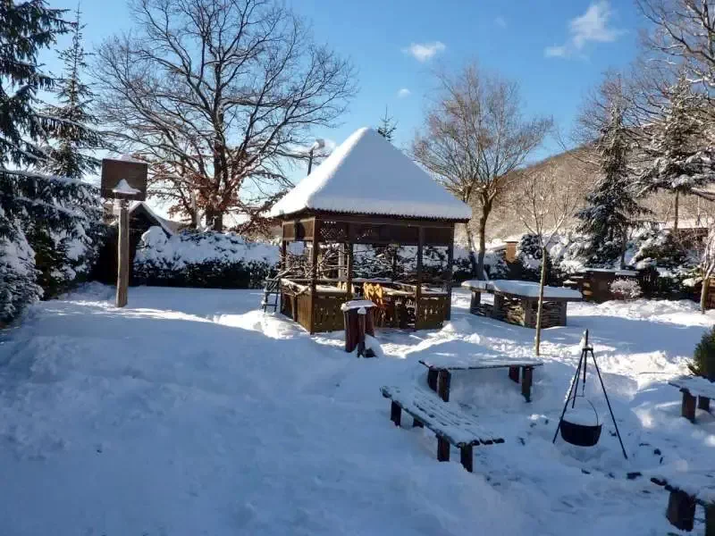 Barajul Zetea Cazare | Cabană (K0486-73) Imaginea poate fi supusă drepturilor de autor. Se recomandă contactarea titularului drepturilor. Barajul Zetea Cazare | Cabană (K0486-73) Imaginea poate fi supusă drepturilor de autor. Se recomandă contactarea titularului drepturilor.