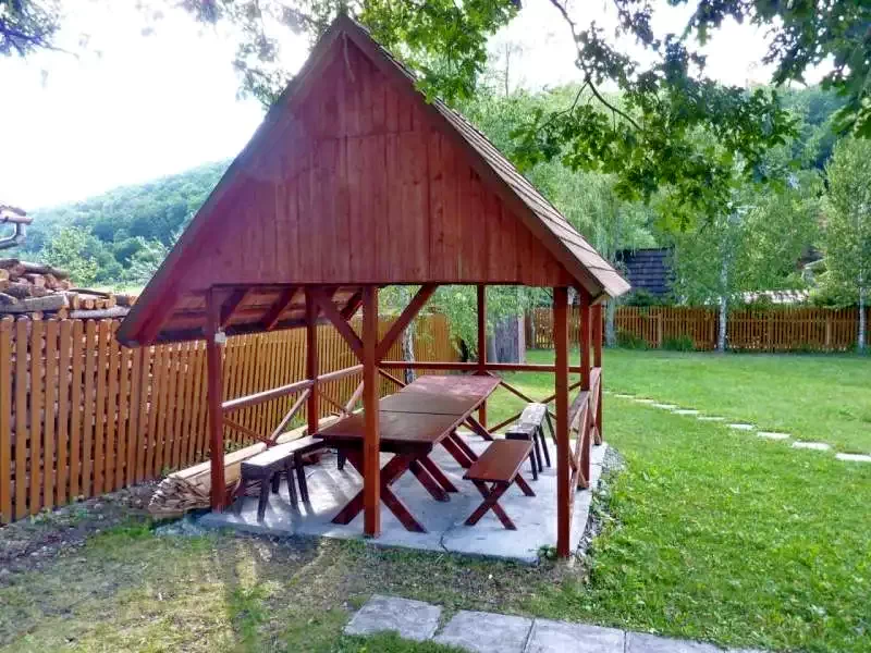 Barajul Zetea Cazare | Sat de vacanță (K0495-12) Imaginea poate fi supusă drepturilor de autor. Se recomandă contactarea titularului drepturilor.