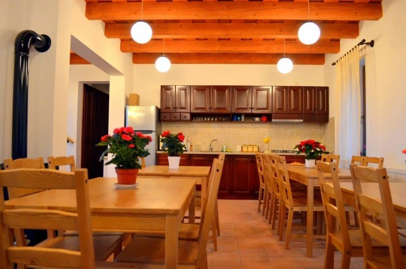 Bicfalău Cazare | Motel (K1530-3) Imaginea poate fi supusă drepturilor de autor. Se recomandă contactarea titularului drepturilor.