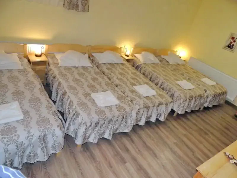 Bicfalău Cazare | Motel (K0647-28) Imaginea poate fi supusă drepturilor de autor. Se recomandă contactarea titularului drepturilor.