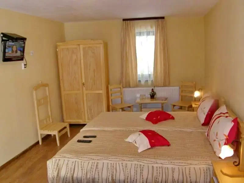 Bicfalău Cazare | Motel (K0647-33) Imaginea poate fi supusă drepturilor de autor. Se recomandă contactarea titularului drepturilor.