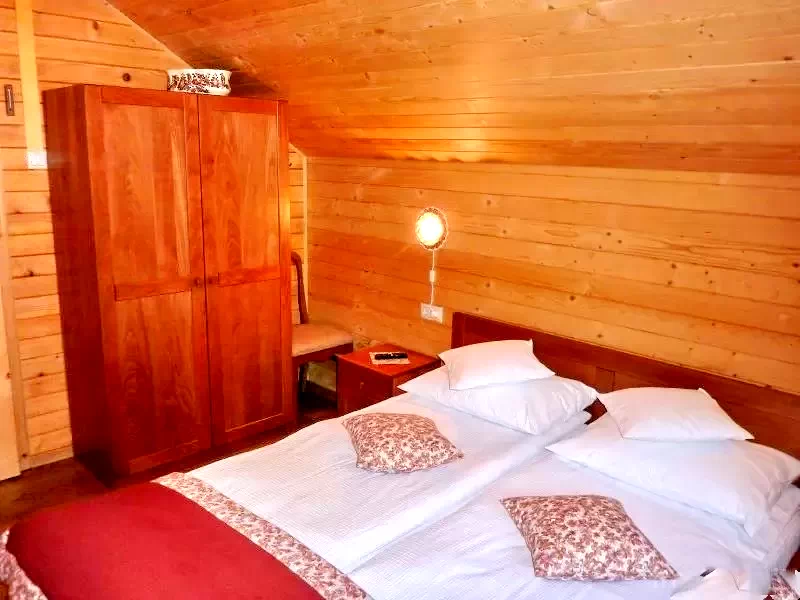 Barajul Zetea Cazare | Sat de vacanță (K1430-60) Imaginea poate fi supusă drepturilor de autor. Se recomandă contactarea titularului drepturilor.