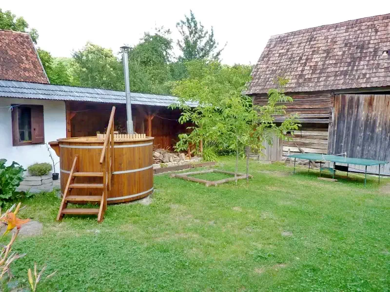 Sub Cetate Cazare | Sat de vacanță (K0718-2) Imaginea poate fi supusă drepturilor de autor. Se recomandă contactarea titularului drepturilor.