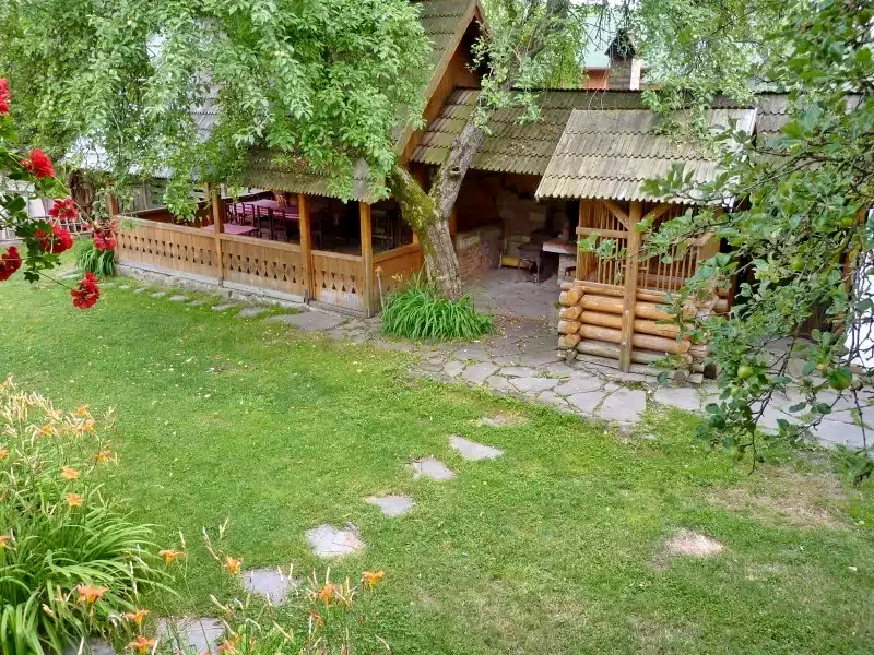 Cazare Sub Cetate - Casa de Oaspeţi Szász Árpád | Zeteváralja - Szász Árpád Tájház. Imaginea poate fi supusă drepturilor de autor. Se recomandă contactarea titularului drepturilor.