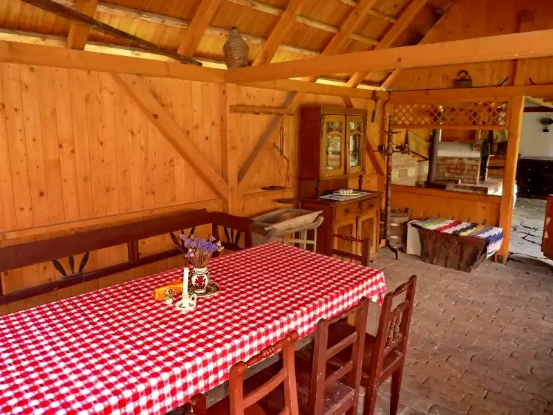 Sub Cetate Cazare | Sat de vacanță (K0718-9) Imaginea poate fi supusă drepturilor de autor. Se recomandă contactarea titularului drepturilor.